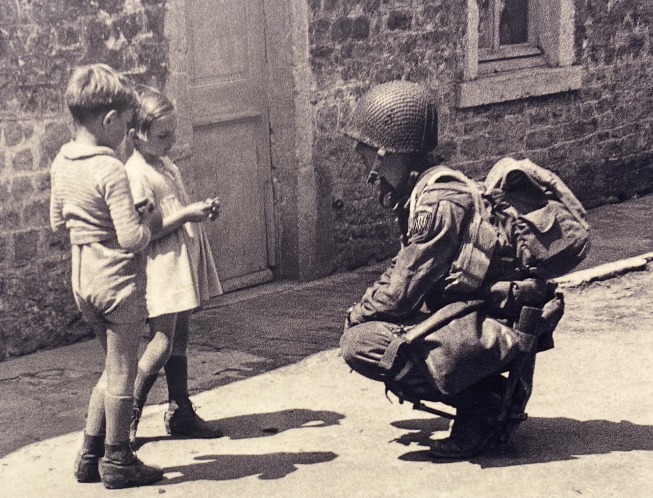 82nd Airborne Trooper speaking to local children