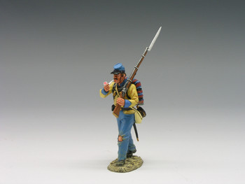 CW016 Marching Rifleman with Pipe in Mouth by King & Country