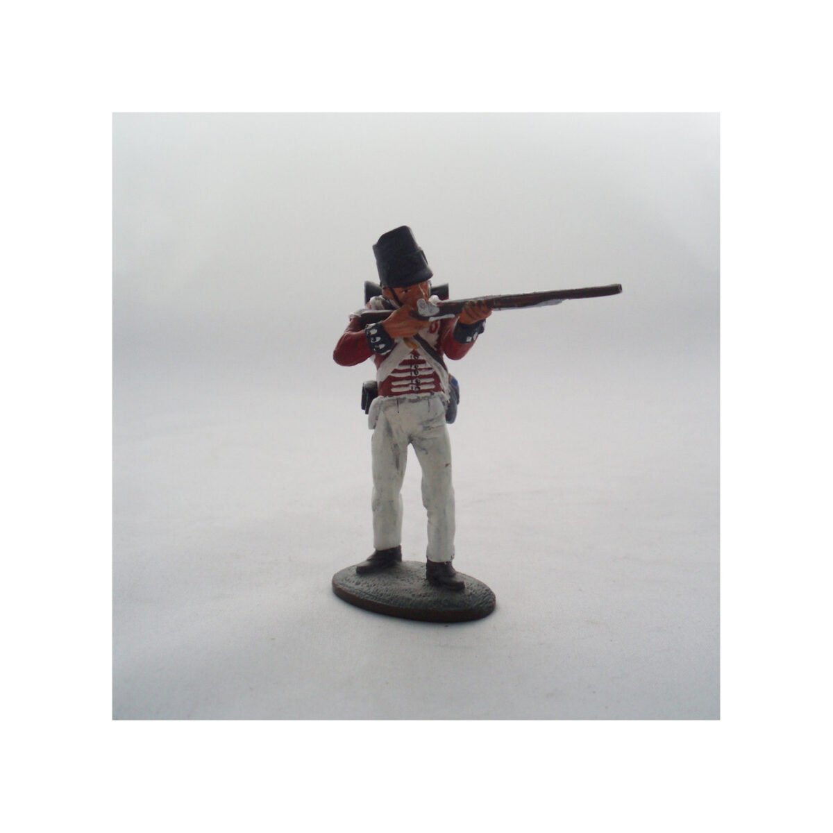 Del Prado Coldstream Guardsman standing and aiming a musket, with red coat and white trousers