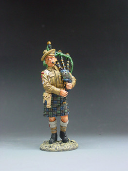EA002 Scottish Bagpiper by King & Country