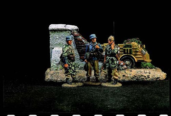FJ006 Communication Three Paras with A Field Radio by King & Country