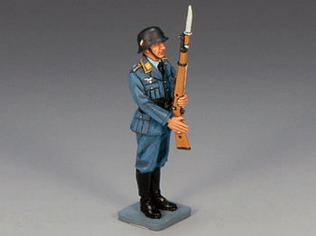 LW011 Standing Airman Presenting Arms by King & Country