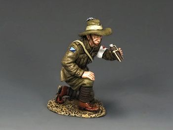 King & Country AL061 Kneeling Medic