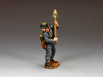 King & Country WH076 Standing Ready with Panzerfaust. Set reference photograph from the Operation ToyBox media library; image © King & Country.