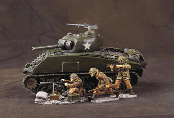 YA02 Three Defenders with Machine Gun by King & Country
