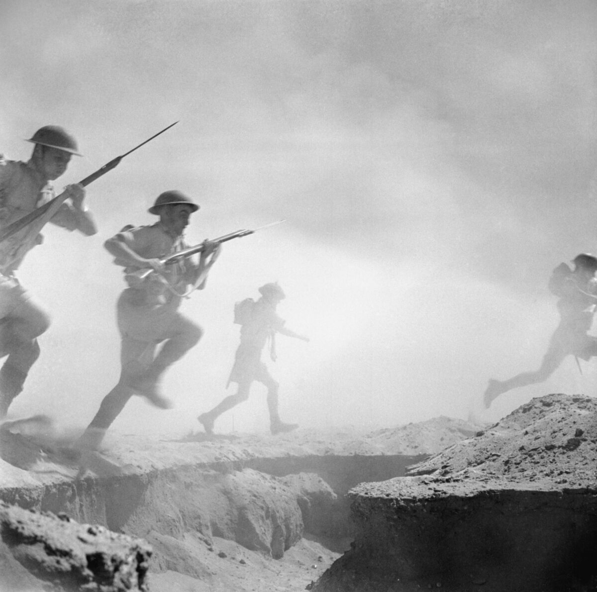 British infantry in a wartime photograph associated with El Alamein, 1942, by Sgt Len Chetwyn. His work included reconstructed scenes; this image should not be read as proof of a particular assault. Public domain via Wikimedia Commons.